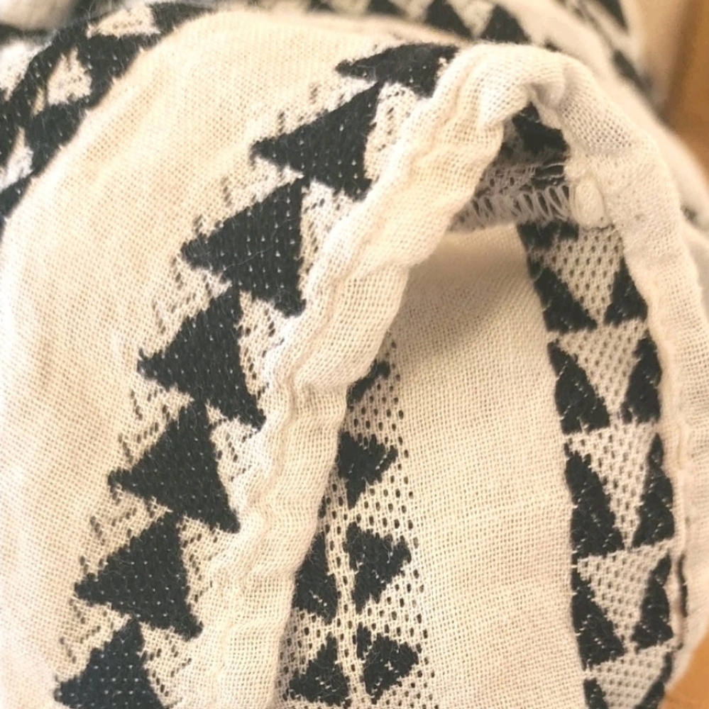 Old Navy Women’s Black & White Geometric Print Top Medium EUC - Picture 5 of 5